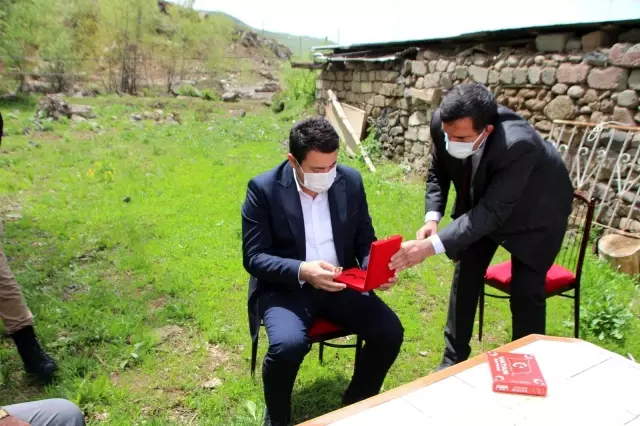 Kaymakam Avcı'dan Kıbrıs gazisine madalya Kaymakam Avcı'dan Kıbrıs gazisine madalya