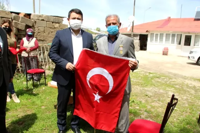 Kaymakam Avcı'dan Kıbrıs gazisine madalya Kaymakam Avcı'dan Kıbrıs gazisine madalya