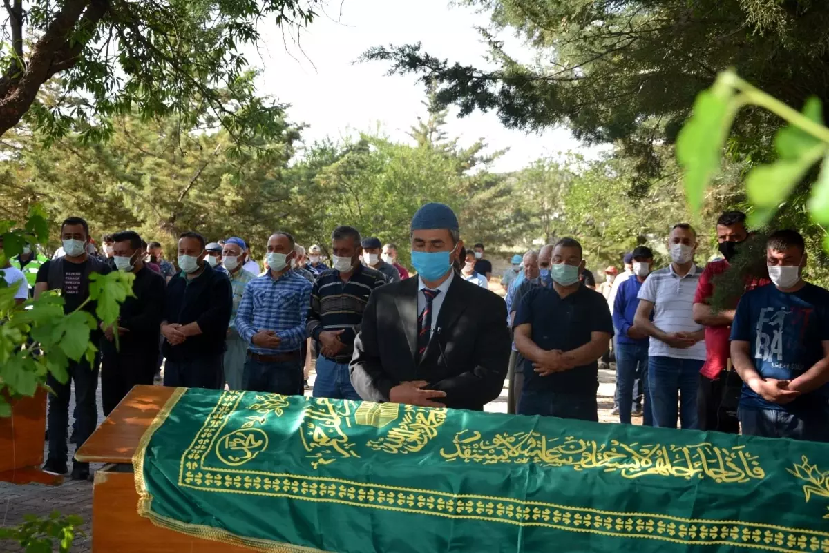 Son dakika haberi | Kazada hayatını kaybeden 2 kişi gözyaşları arasında toprağa verildi