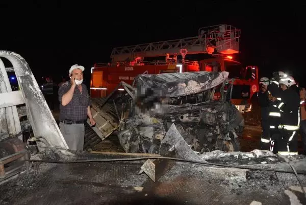 Son dakika gündem: ANTALYA KAZADA YANARAK ÖLEN KUZENLER TOPRAĞA VERİLDİ Son dakika gündem: ANTALYA KAZADA YANARAK ÖLEN KUZENLER TOPRAĞA VERİLDİ