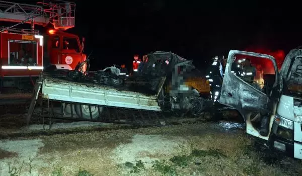 Son dakika gündem: ANTALYA KAZADA YANARAK ÖLEN KUZENLER TOPRAĞA VERİLDİ Son dakika gündem: ANTALYA KAZADA YANARAK ÖLEN KUZENLER TOPRAĞA VERİLDİ