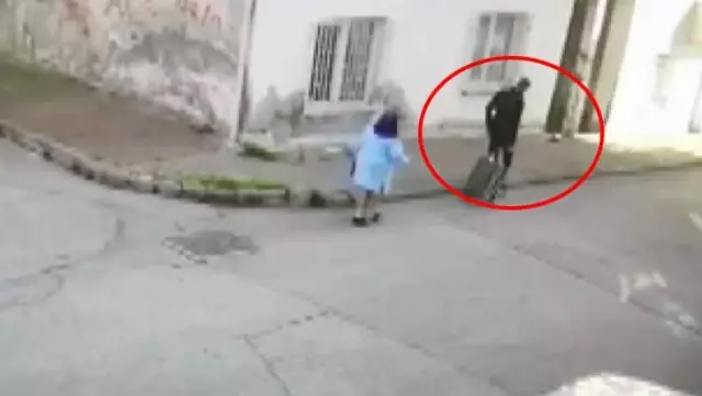 Kendini filyasyon görevlisi olarak tanıtıp 3 evi soydu! O anlar kamerada Kendini filyasyon görevlisi olarak tanıtıp 3 evi soydu! O anlar kamerada