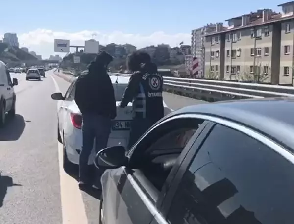 KISITLAMADA MAKAS ATAN SÜRÜCÜLERE CEZA YAĞDI KISITLAMADA MAKAS ATAN SÜRÜCÜLERE CEZA YAĞDI