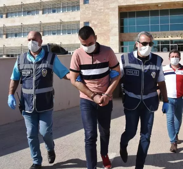 Kızını gömenlere tahliye istenince mahkeme heyetinin önünde diz çöktü Kızını gömenlere tahliye istenince mahkeme heyetinin önünde diz çöktü