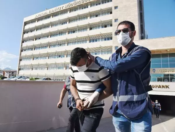 Kızını gömenlere tahliye istenince mahkeme heyetinin önünde diz çöktü Kızını gömenlere tahliye istenince mahkeme heyetinin önünde diz çöktü