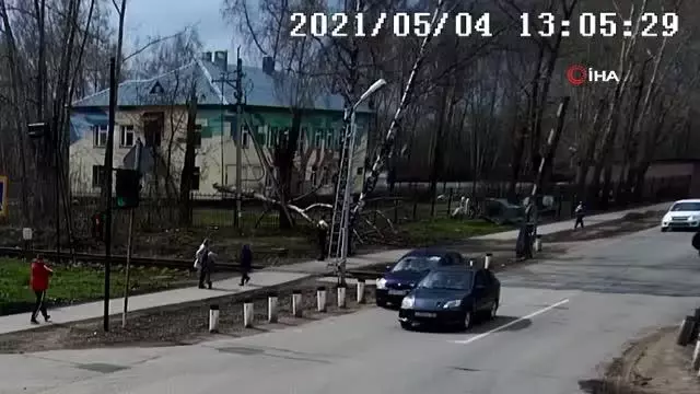 Kopan elektrik tellerinin altında kalmaktan son anda kurtuldular Kopan elektrik tellerinin altında kalmaktan son anda kurtuldular