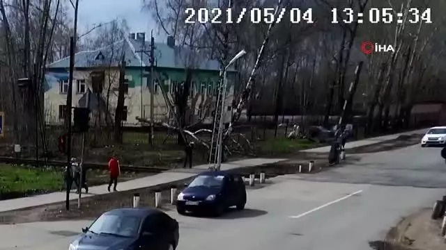 Kopan elektrik tellerinin altında kalmaktan son anda kurtuldular Kopan elektrik tellerinin altında kalmaktan son anda kurtuldular