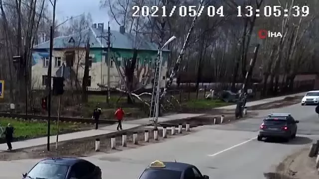 Kopan elektrik tellerinin altında kalmaktan son anda kurtuldular Kopan elektrik tellerinin altında kalmaktan son anda kurtuldular