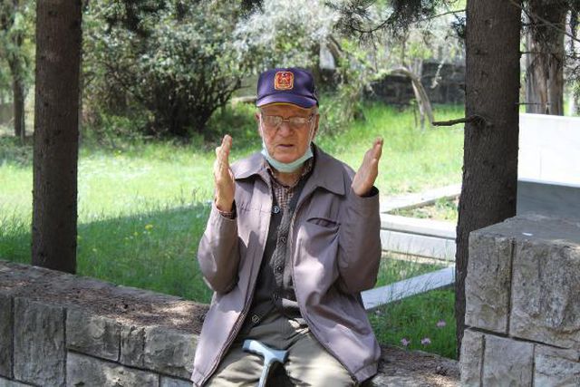 kore gazisi esini mezari basinda okudugu sark 7 14111744 o