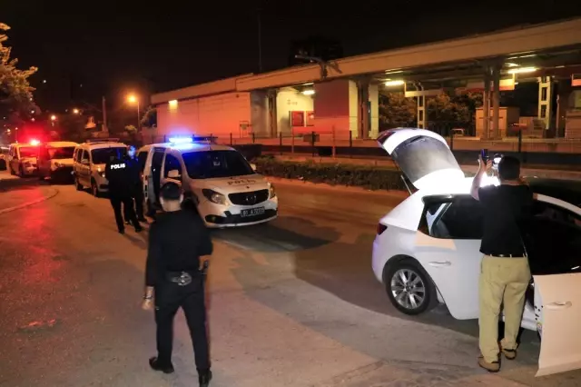Kovalamaca sonucu yakalandı, otomobildeki maske kutusundan uyuşturucu çıktı: Kameramana böyle tekme savurdu Kovalamaca sonucu yakalandı, otomobildeki maske kutusundan uyuşturucu çıktı: Kameramana böyle tekme savurdu