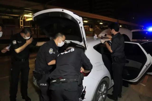 Kovalamaca sonucu yakalandı, otomobildeki maske kutusundan uyuşturucu çıktı: Kameramana böyle tekme savurdu Kovalamaca sonucu yakalandı, otomobildeki maske kutusundan uyuşturucu çıktı: Kameramana böyle tekme savurdu