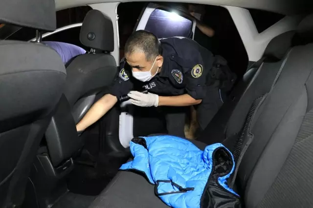 Kovalamaca sonucu yakalandı, otomobildeki maske kutusundan uyuşturucu çıktı: Kameramana böyle tekme savurdu Kovalamaca sonucu yakalandı, otomobildeki maske kutusundan uyuşturucu çıktı: Kameramana böyle tekme savurdu