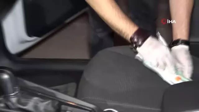 Kovalamaca sonucu yakalandı, otomobildeki maske kutusundan uyuşturucu çıktı: Kameramana böyle tekme savurdu Kovalamaca sonucu yakalandı, otomobildeki maske kutusundan uyuşturucu çıktı: Kameramana böyle tekme savurdu