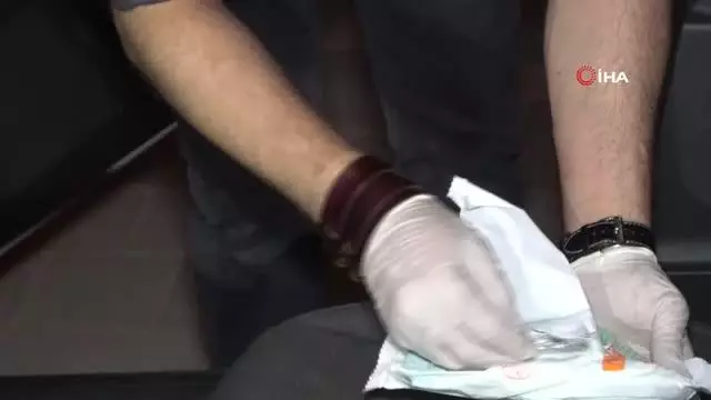 Kovalamaca sonucu yakalandı, otomobildeki maske kutusundan uyuşturucu çıktı: Kameramana böyle tekme savurdu Kovalamaca sonucu yakalandı, otomobildeki maske kutusundan uyuşturucu çıktı: Kameramana böyle tekme savurdu