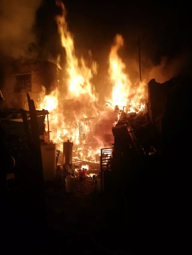 Son dakika haberi... Kümes yangınında tavuk ve civcivler telef oldu Son dakika haberi... Kümes yangınında tavuk ve civcivler telef oldu