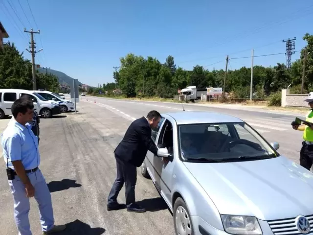 Kurallara uymayan 61 araç trafikten men edildi Kurallara uymayan 61 araç trafikten men edildi