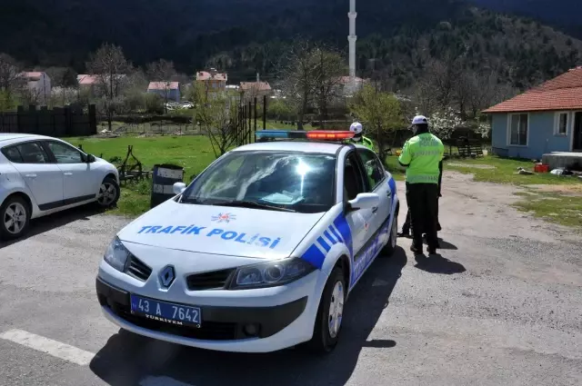 Kurallara uymayan 61 araç trafikten men edildi Kurallara uymayan 61 araç trafikten men edildi