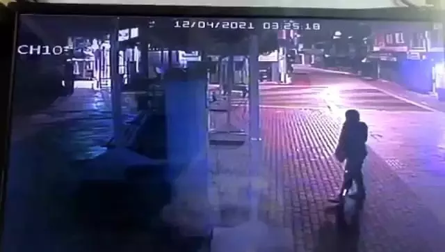Mağazanın camını taşla kıran hırsız, birisi görünce böyle kaçtı Mağazanın camını taşla kıran hırsız, birisi görünce böyle kaçtı