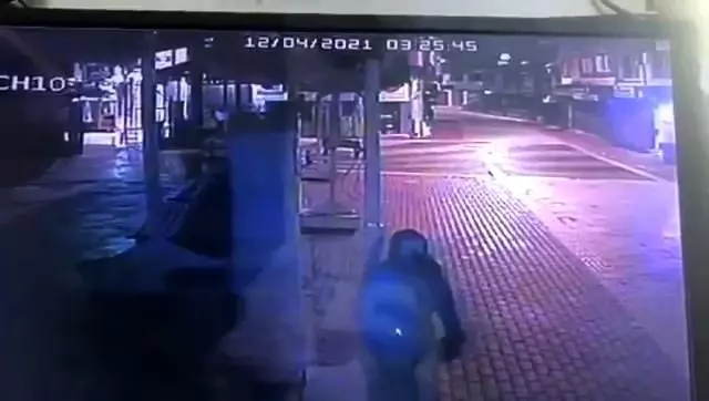 Mağazanın camını taşla kıran hırsız, birisi görünce böyle kaçtı Mağazanın camını taşla kıran hırsız, birisi görünce böyle kaçtı