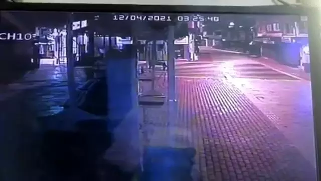 Mağazanın camını taşla kıran hırsız, birisi görünce böyle kaçtı Mağazanın camını taşla kıran hırsız, birisi görünce böyle kaçtı