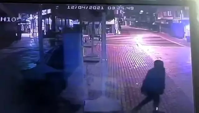 Mağazanın camını taşla kıran hırsız, birisi görünce böyle kaçtı Mağazanın camını taşla kıran hırsız, birisi görünce böyle kaçtı