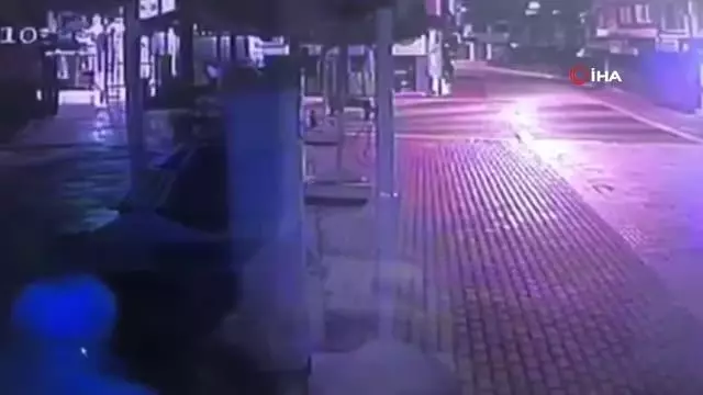 Mağazanın camını taşla kıran hırsız, birisi görünce böyle kaçtı Mağazanın camını taşla kıran hırsız, birisi görünce böyle kaçtı