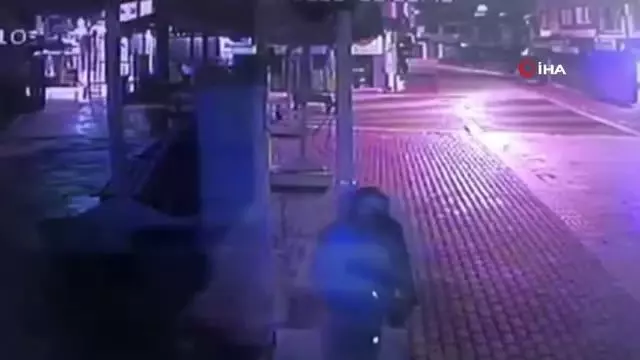 Mağazanın camını taşla kıran hırsız, birisi görünce böyle kaçtı Mağazanın camını taşla kıran hırsız, birisi görünce böyle kaçtı