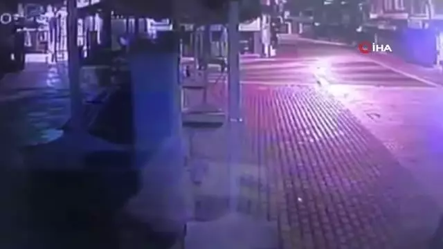Mağazanın camını taşla kıran hırsız, birisi görünce böyle kaçtı Mağazanın camını taşla kıran hırsız, birisi görünce böyle kaçtı