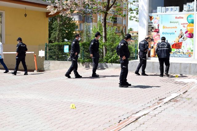 Malatya'da sitede çıkan tartışma kavgaya dönüştü: 2 yaralı Malatya'da sitede çıkan tartışma kavgaya dönüştü: 2 yaralı
