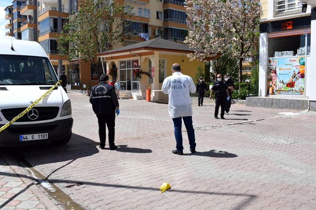 Malatya'da sitede çıkan tartışma kavgaya dönüştü: 2 yaralı Malatya'da sitede çıkan tartışma kavgaya dönüştü: 2 yaralı