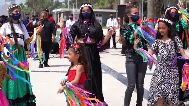 MERSİN'DE RENKLİ 'HIDIRELLEZ' KUTLAMASI MERSİN'DE RENKLİ 'HIDIRELLEZ' KUTLAMASI