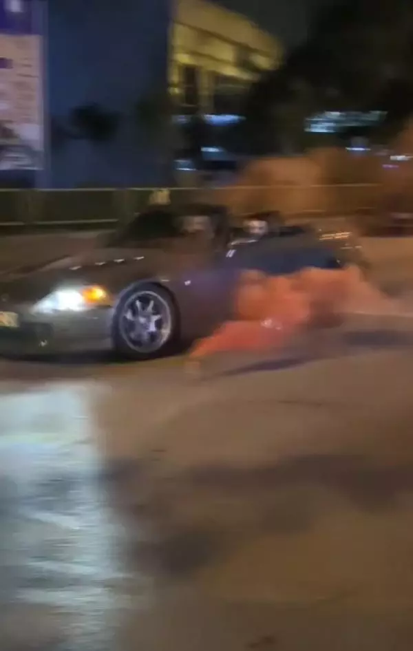MEŞALE YAKIP ETRAFINDA ARACIYLA DRİFT YAPAN SÜRÜCÜ YAKALANDI MEŞALE YAKIP ETRAFINDA ARACIYLA DRİFT YAPAN SÜRÜCÜ YAKALANDI