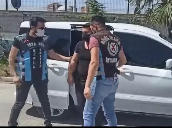 MEŞALE YAKIP ETRAFINDA ARACIYLA DRİFT YAPAN SÜRÜCÜ YAKALANDI MEŞALE YAKIP ETRAFINDA ARACIYLA DRİFT YAPAN SÜRÜCÜ YAKALANDI