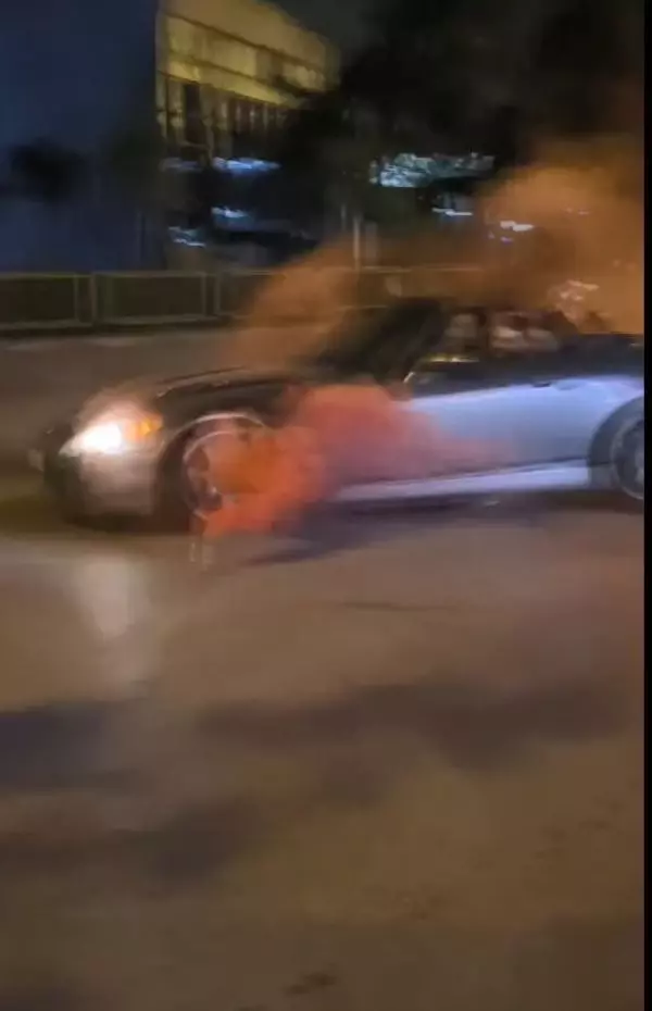 MEŞALE YAKIP ETRAFINDA ARACIYLA DRİFT YAPAN SÜRÜCÜ YAKALANDI MEŞALE YAKIP ETRAFINDA ARACIYLA DRİFT YAPAN SÜRÜCÜ YAKALANDI