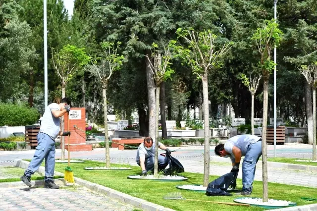 Mezarlıklar bayram sonrasına hazırlanıyor Mezarlıklar bayram sonrasına hazırlanıyor