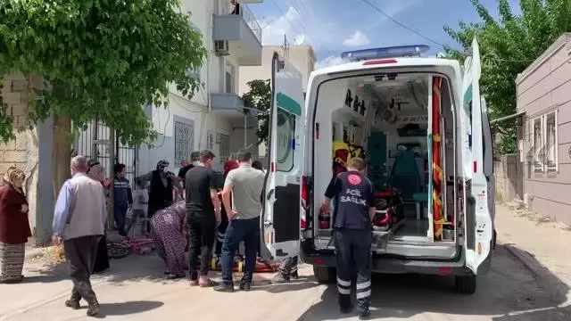 Motosiklet ile bisiklet çarpıştı: 2 yaralı Motosiklet ile bisiklet çarpıştı: 2 yaralı
