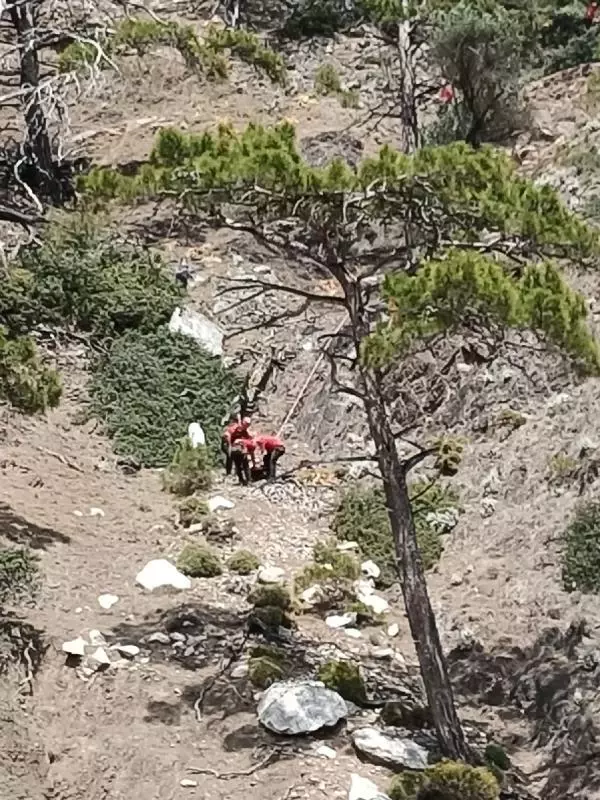 Muğla'da kayalıklardan düşen Ukraynalı turist 4 saatte kurtarıldı Muğla'da kayalıklardan düşen Ukraynalı turist 4 saatte kurtarıldı