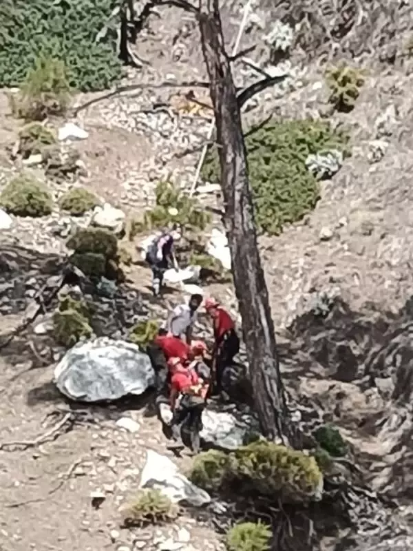 Muğla'da kayalıklardan düşen Ukraynalı turist 4 saatte kurtarıldı Muğla'da kayalıklardan düşen Ukraynalı turist 4 saatte kurtarıldı