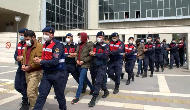 Son dakika 3. sayfa: Osmaniye merkezli DEAŞ operasyonuna 6 tutuklama Son dakika 3. sayfa: Osmaniye merkezli DEAŞ operasyonuna 6 tutuklama