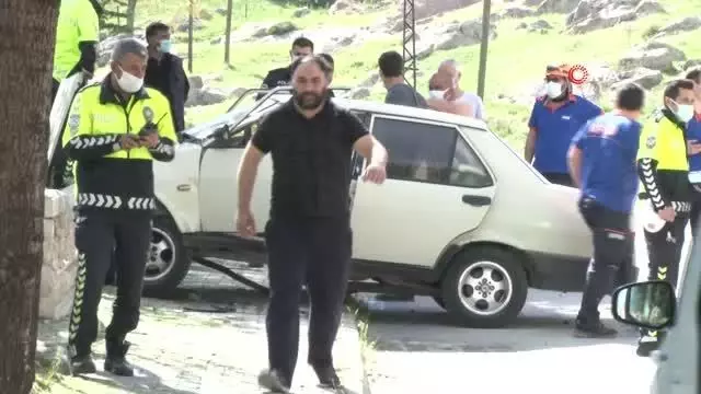 Otomobil çocuk parkının duvarına çarptı: 3 yaralı Otomobil çocuk parkının duvarına çarptı: 3 yaralı