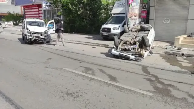 Otomobilin çarptığı park halindeki araç ters döndü Otomobilin çarptığı park halindeki araç ters döndü
