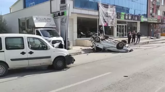Otomobilin çarptığı park halindeki araç ters döndü Otomobilin çarptığı park halindeki araç ters döndü