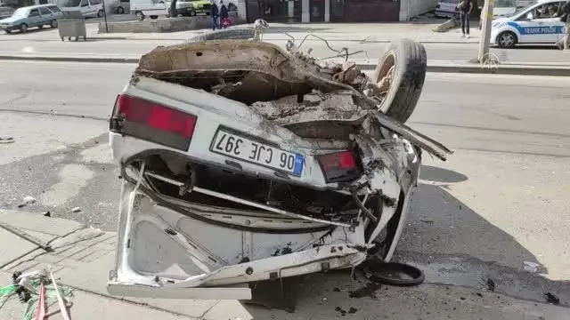Otomobilin çarptığı park halindeki araç ters döndü Otomobilin çarptığı park halindeki araç ters döndü