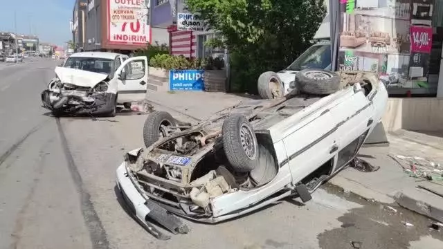 Otomobilin çarptığı park halindeki araç ters döndü Otomobilin çarptığı park halindeki araç ters döndü