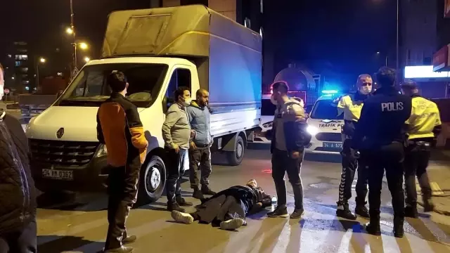Ümraniye'de ağır yaralanan motosiklet sürücüsü yerde uzun süre ambulans bekledi Ümraniye'de ağır yaralanan motosiklet sürücüsü yerde uzun süre ambulans bekledi