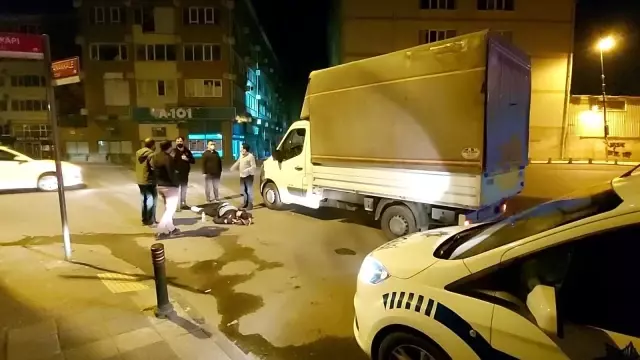 Ümraniye'de ağır yaralanan motosiklet sürücüsü yerde uzun süre ambulans bekledi Ümraniye'de ağır yaralanan motosiklet sürücüsü yerde uzun süre ambulans bekledi