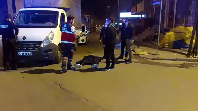 Ümraniye'de ağır yaralanan motosiklet sürücüsü yerde uzun süre ambulans bekledi Ümraniye'de ağır yaralanan motosiklet sürücüsü yerde uzun süre ambulans bekledi