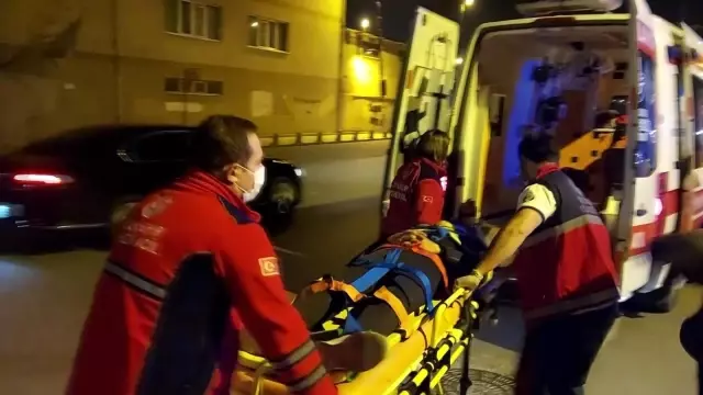 Ümraniye'de ağır yaralanan motosiklet sürücüsü yerde uzun süre ambulans bekledi Ümraniye'de ağır yaralanan motosiklet sürücüsü yerde uzun süre ambulans bekledi