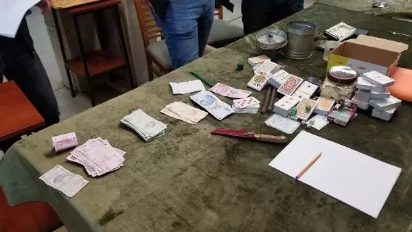 'Paralı oyun oynamak yasaktır' yazılı dairede kumar oynayan 19 kişiye para cezası 'Paralı oyun oynamak yasaktır' yazılı dairede kumar oynayan 19 kişiye para cezası