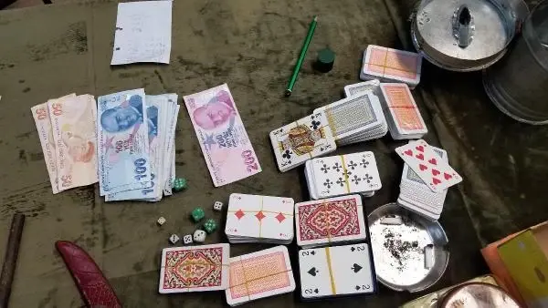 'Paralı oyun oynamak yasaktır' yazılı dairede kumar oynayan 19 kişiye para cezası 'Paralı oyun oynamak yasaktır' yazılı dairede kumar oynayan 19 kişiye para cezası